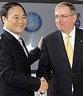 Jetzt ist es perfekt: Volvo geht an Geely. Handschlag zwischen Geely-Chairman Li Shufu (l.) und Lewis Booth, CFO Ford Motor Company. Foto: Volvo/auto-reporter.net